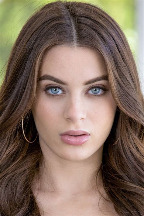 WebYoung – Lana Rhoades leckt ihre Nachbarin Kristen Scott